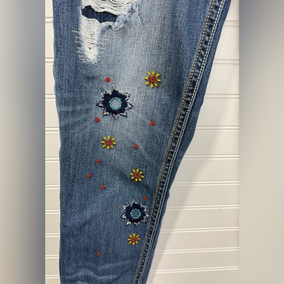 Miss Me women’s colorful embroidered Boyfriend Ankle denim jeans. Size 30 - Picture 3 of 9